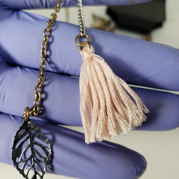 GUESS Pink Tassel & Leaf Pendant Necklace – Mixed-Material Boho Lariat Jewelry - Picture 6 of 9